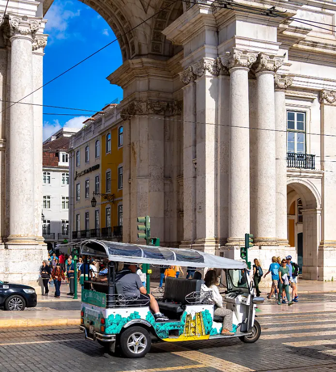 Praca-do-Comercio-am-Arco-Triunfal-da-Rua-Augusta-Oeffentlicher-Platz-mit-Geschaeften-Cafes-und-Sehenswuerdigkeiten-Lissabon-Portugal