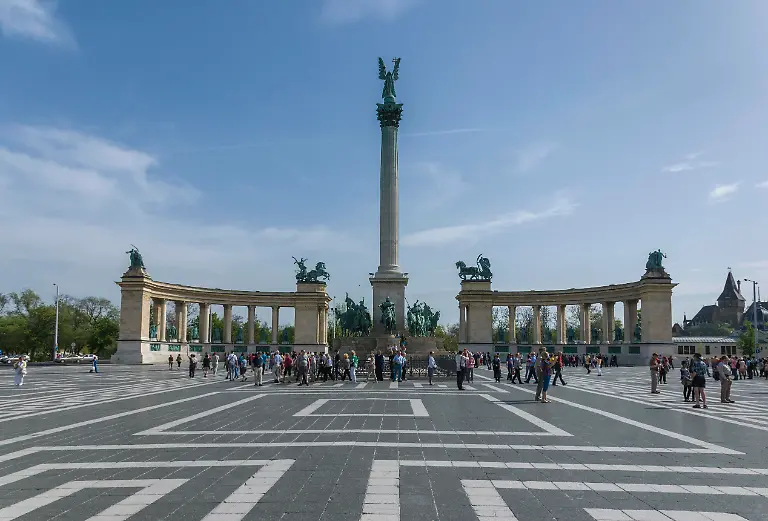 Milleniumsdenkmal-auf-dem-Heldenplatz-Pest-Budapest-Ungarn-Europa