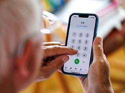 Ein Aelterer Mann Waehlt Auf Seinem Smartphone Die Nummer Vom Polizei Notruf 110