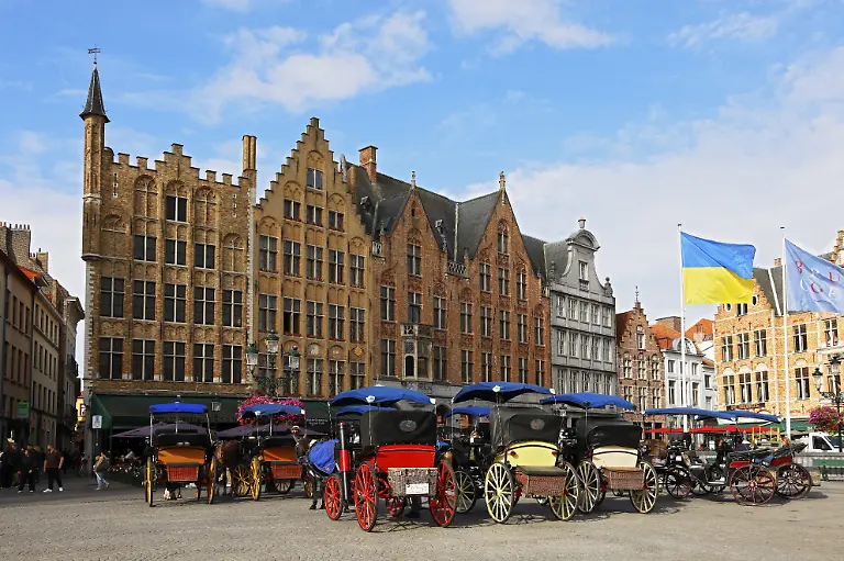Historische-Haeuser-am-Marktplatz-in-der-Altstadt-von-Bruegge-mit-Pferdekutschen-Grote-Markt-UNESCO-Weltkulturerbe-Flandern-Belgien