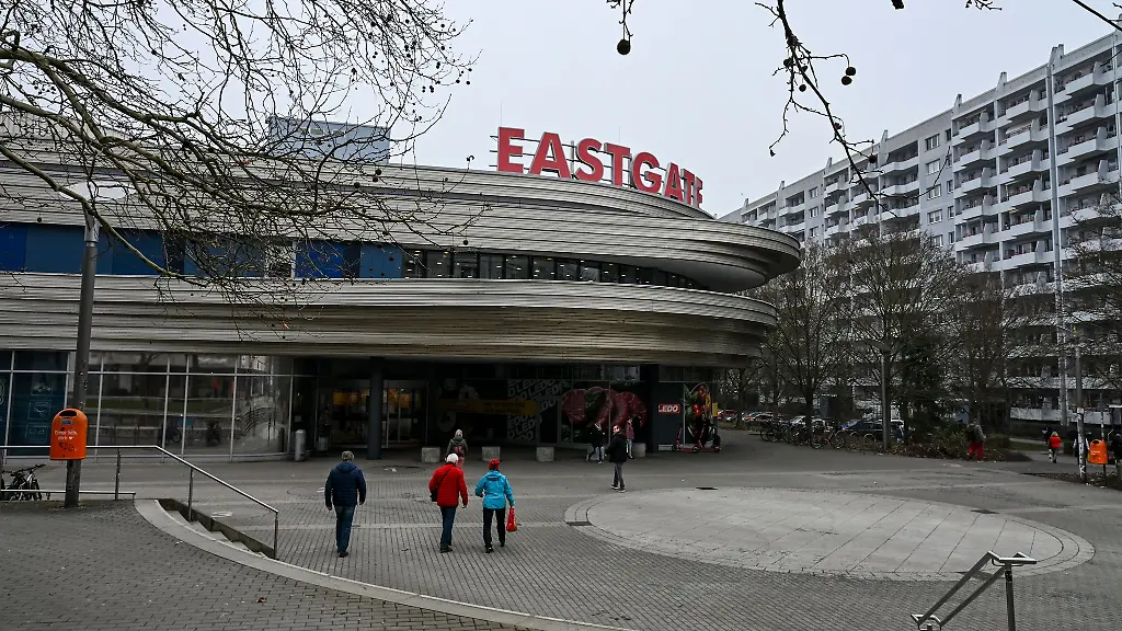 Der-Taeter-schlug-in-einem-Juwelier-und-Uhrengeschaeft-im-Eastgate-zu