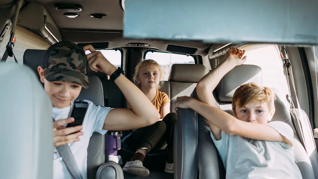 Autofahrt mit Kindern auf der Rückbank
