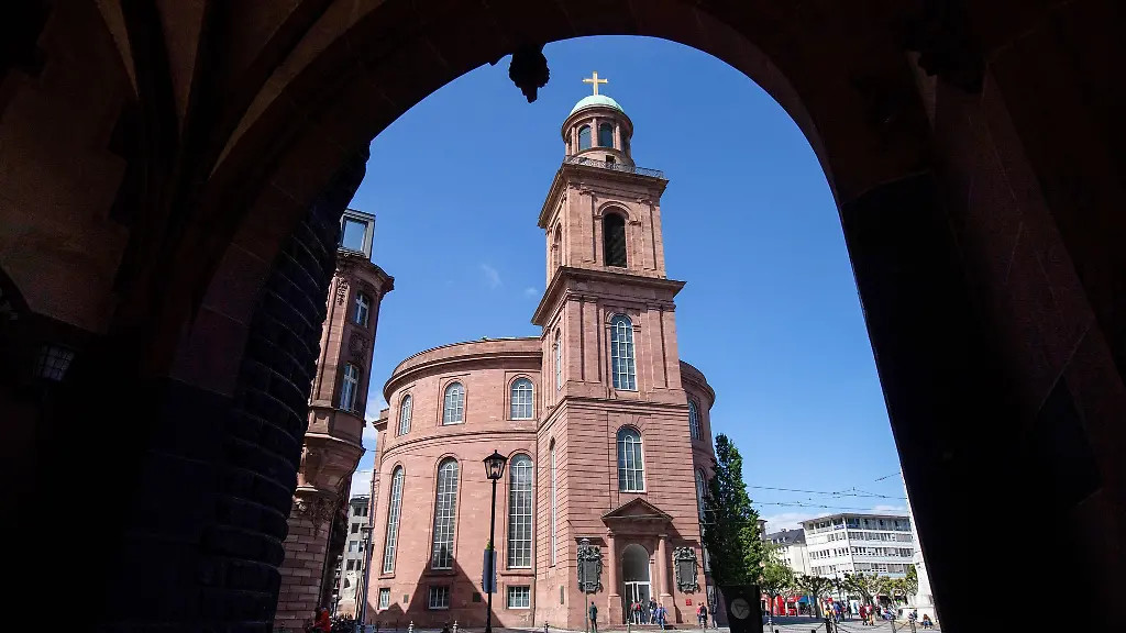 Die-Frankfurter-Paulskirche-ist-Namensgeberin-fuer-eine-neue-Professur-zur-Demokratieforschung-in-Wiesbaden