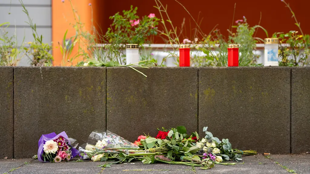 Nach-der-Tat-liegen-Blumen-und-Kerzen-am-Tatort