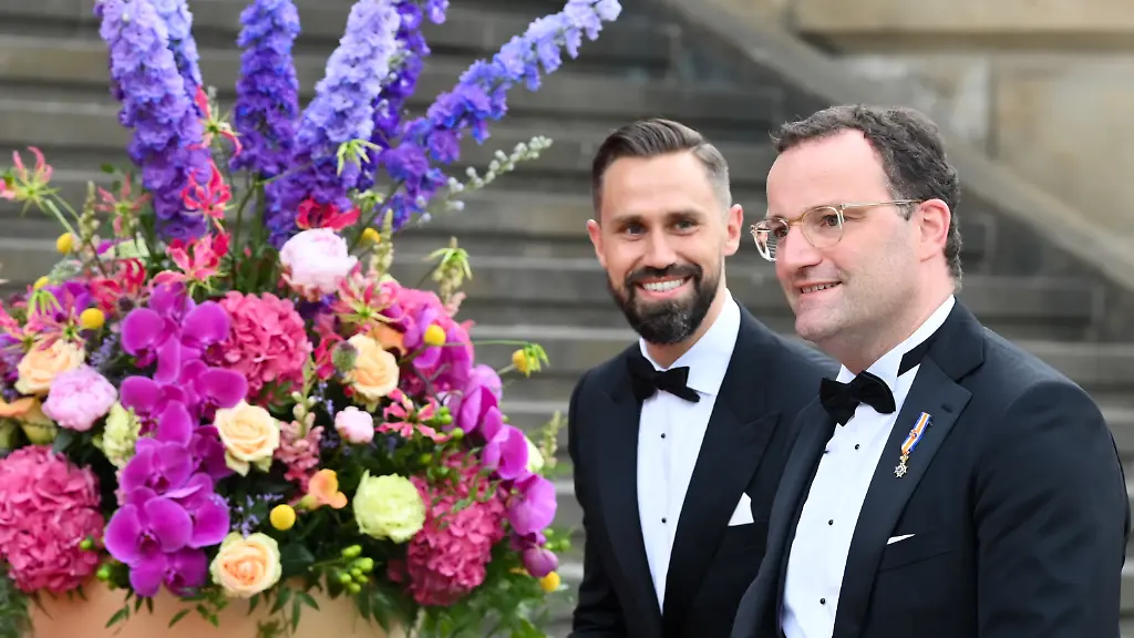 Bundesgesundheitsminister-Jens-Spahn-und-Ehepartner-Daniel-Funke-kommen-in-das-Konzerthaus-am-Gendarmenmarkt-Es-findet-ein-Konzert-auf-Einladung-des-Koenigspaares-statt-Das-niederlaendische-Koenigspaar-ist-zu-einem-dreitaegigen-Staatsbesuch-in-Berlin