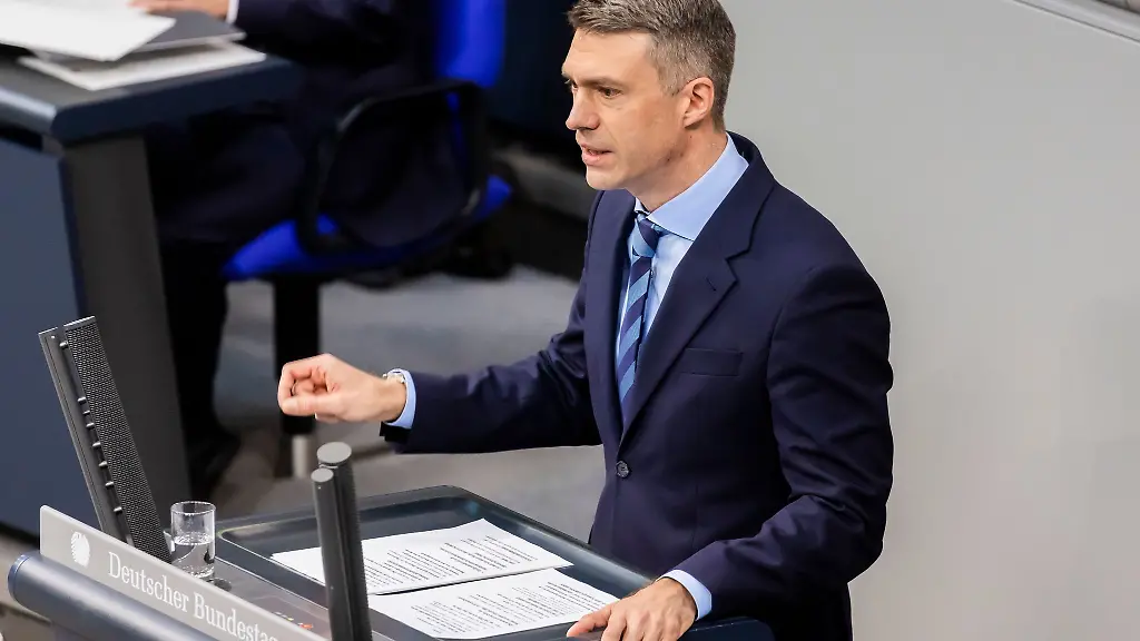 Da-war-er-noch-CSU-Politiker-GVB-Praesident-Stefan-Mueller-2023-bei-einer-Rede-im-Bundestag