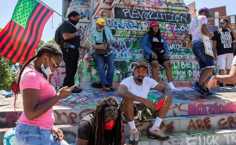 2020-06-13T222704Z-1807333443-RC2M8H9Q217T-RTRMADP-3-MINNEAPOLIS-POLICE-PROTESTS-STATUES