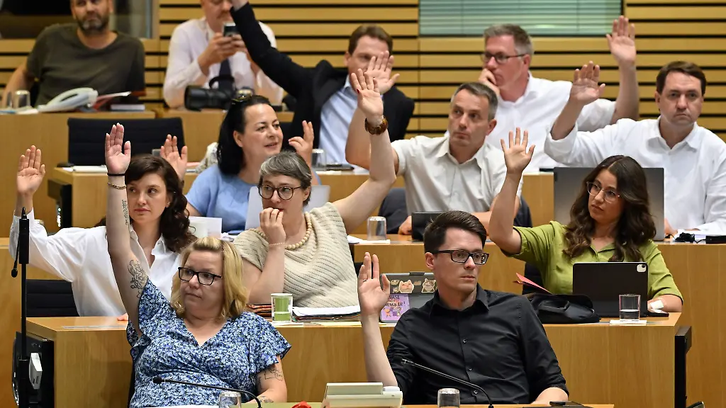 Die-Thueringer-Linke-Fraktion-wehrt-sich-gegen-Forderungen-dass-ihre-Partei-vom-Verfassungsschutz-staerker-in-den-Blick-genommen-werden-sollte