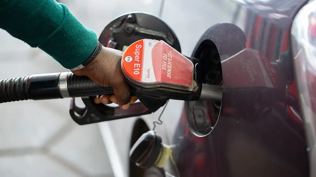Berlin-14-06-2026-Ein-Kunde-an-einer-Tankstelle-betankt-sein-Auto