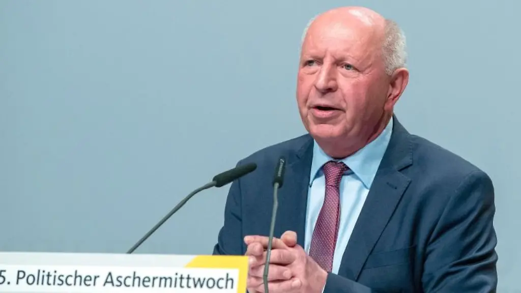 Eckhardt-Rehberg-Bundestagsabgeordneter-der-CDU-und-kommissarischer-CDU-Landesvorsitzender-in-Mecklenburg-Vorpommern-spricht