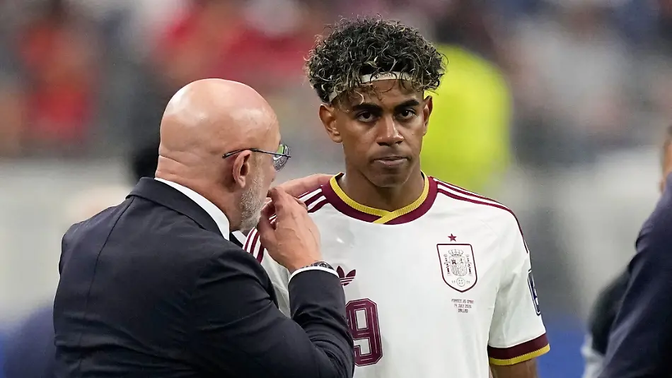 14-07-2026-USA-Arlington-Fussball-Maenner-WM-2026-Frankreich-Spanien-Halbfinale-Dallas-Stadion-in-Arlington-Der-spanische-Nationaltrainer-Luis-de-la-Fuente-l-spricht-mit-dem-Spanier-Lamine-Yamal