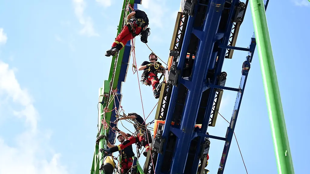 Einmal-im-Jahr-nutzen-die-Hoehenretter-die-Moeglichkeit-auf-der-Rheinkirmes-zu-trainieren