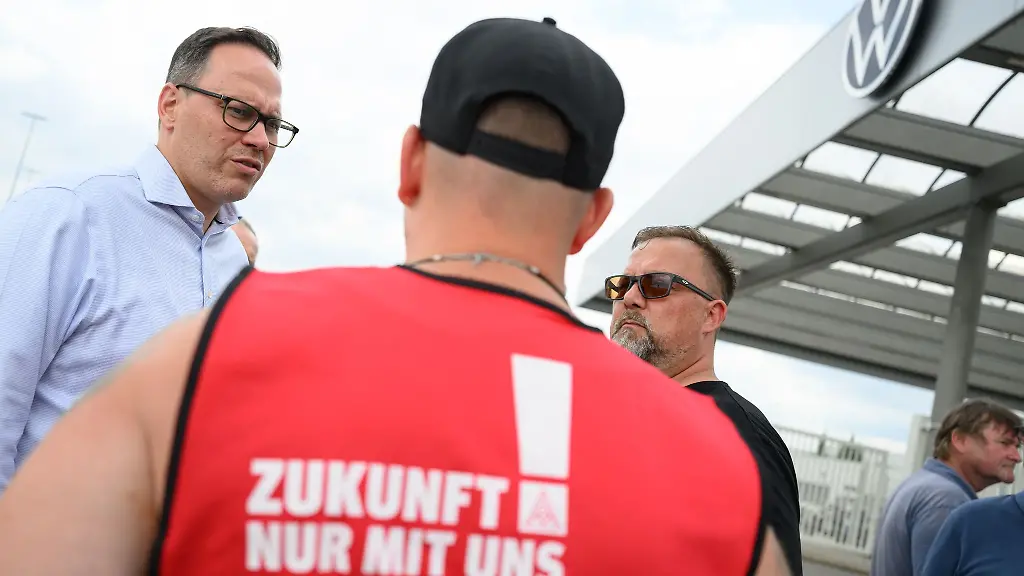 Wirtschaftsminister-Dirk-Panter-SPD-hat-ein-Joint-Venture-mit-einem-chinesischen-Hersteller-fuer-das-VW-Werk-in-Zwickau-bereits-mehrfach-ins-Spiel-gebracht