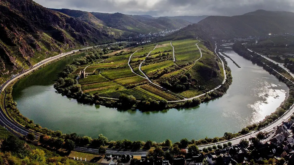 Der-Calmont-steigt-an-der-Mosel-steil-empor