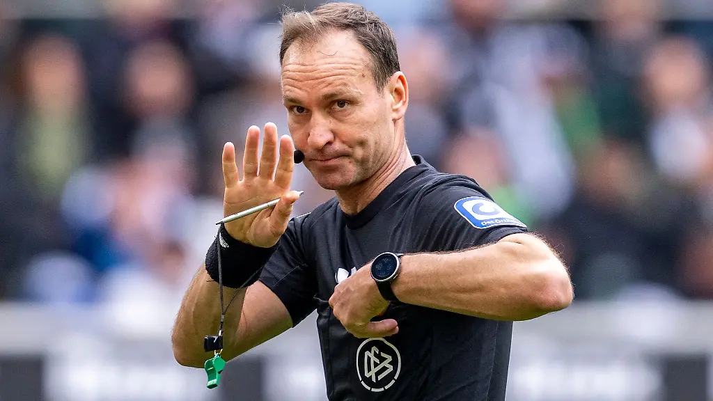 Bastian-Dankert-ist-beim-WM-Finale-als-Video-Assistent-im-Einsatz