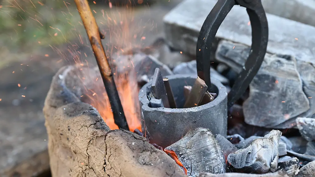 Einige-Freilichtmuseen-bieten-Handwerksvorfuehrungen-und-Workshops-an-Hier-wird-etwa-im-Freilichtlabor-Lauresham-ein-Bronzeguss-vorbereitet