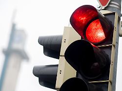 Urteil aus dem Straßenverkehr: Fahrverbot bei Rotlichtverstoß trotz Spurwechsel