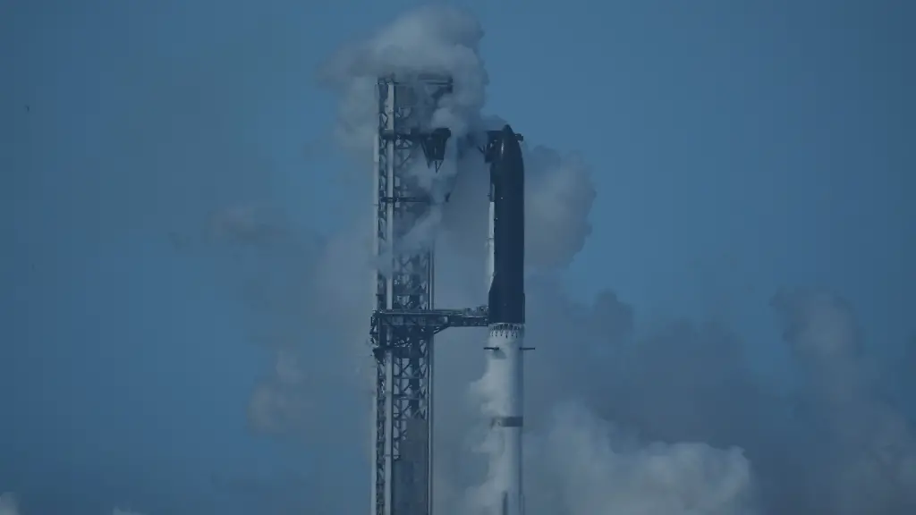 Die-Rakete-Starship-von-SpaceX-steht-auf-der-Plattform-waehrend-der-Start-abgebrochen-wurde