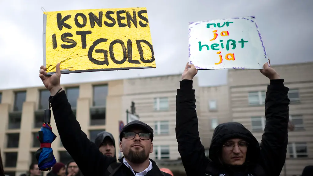 DEU-Deutschland-Germany-Berlin-14-05-2026-Demonstrant-mit-Schild-Konsens-ist-Gold-und-Nur-Ja-heisst-ja-auf-der-Kundgebung-und-Demonstration-gegen-sexualisierte-Gewalt-an-Frauen-von-einem-feministischen-Buendnis-gegen-Maennergewalt-unter-dem-Motto-Maenner-gegen-Gewalt-Fuer-ein-solidarisches-und-gleichberechtigtes-Miteinander-Gegen-Jede-Gewalt-und-Es-reicht-Sexualisierte-Gewalt-stoppen-vor-dem-Brandenburger-Tor-in-Berlin-Deutschland-Der-Protest-richtet-sich-auch-gegen-sexualisierte-digitale-Gewalt-wie-Deepfakes-sowie-Cyberstalking-und-nehmen-Maenner-aktiv-in-die-Verantwortung-um-geschlechtsspezifische-und-sexualisierter-Gewalt-entgegenzutreten-Aktion-gegen-toxische-Maennlichkeit-am-sog-Vatertag-Maennertag-oder-Herrentag-en-Protester-with-a-sign-Consensus-is-gold-Konsens-ist-Gold-and-Only-yes-means-yes-Nur-Ja-heisst-ja-at-a-rally-and-demonstration-against-sexualized-violence-against-women-in-front-of-the-Brandenburg-Gate-in-Berlin-Germany-Organized-by-a-feminist-alliance-against-male-violence-the-event-takes-place-under-the-mottos-Men-Against-Violence-For-Solidarity-and-Equality-Against-All-Violence-and-Enough-Is-Enough-Stop-Sexualized-Violence-The-protest-also-targets-digital-sexualized-violencesuch-as-deepfakes-and-cyberstalkingand-actively-calls-upon-men-to-take-responsibility-in-the-fight-against-gender-based-and-sexualized-violence-This-action-serves-as-a-protest-against-toxic-masculinity-on-the-day-variously-known-as-Vatertag-Father-s-Day-Men-s-Day-or-Gentlemen-s-Day