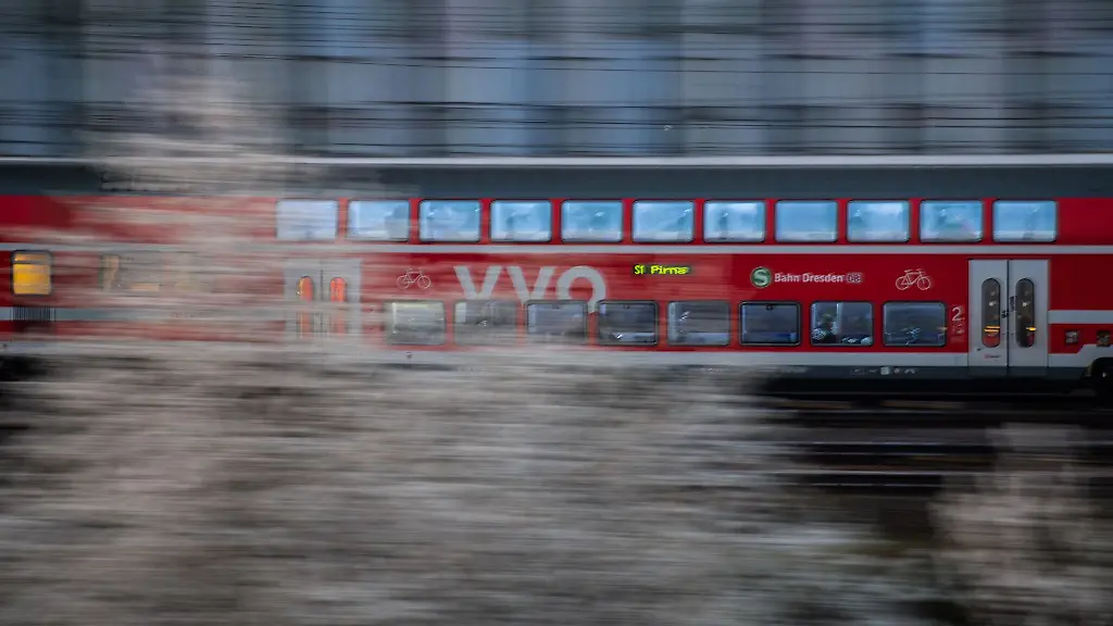 Die-S1-wurde-am-Donnerstagmittag-am-Bahnhof-Pirna-evakuiert