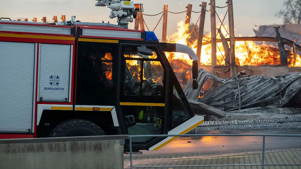 Grossbrand-bei-Holzbaubetrieb-Loescharbeiten-dauern-an