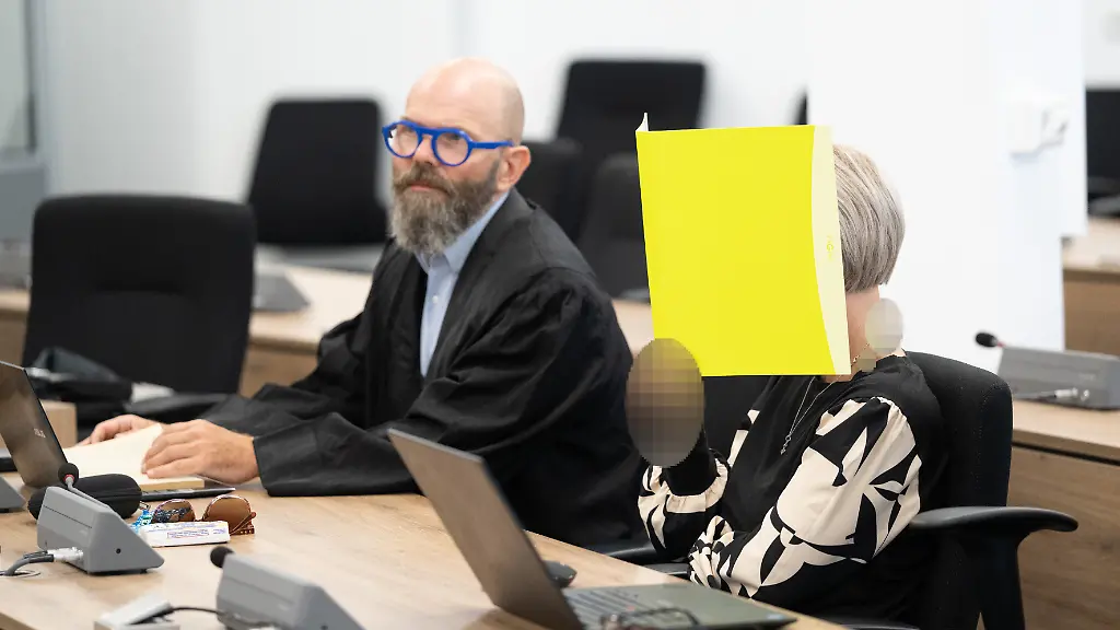 Susann-E-M-sitzt-vor-Prozessbeginn-im-Oberlandesgericht-OLG-Dresden-neben-einem-ihrer-Verteidiger-Uwe-Schadt-Die-NSU-Unterstuetzerin-Susann-E-ist-zu-zwei-Jahren-auf-Bewaehrung-verurteilt-worden