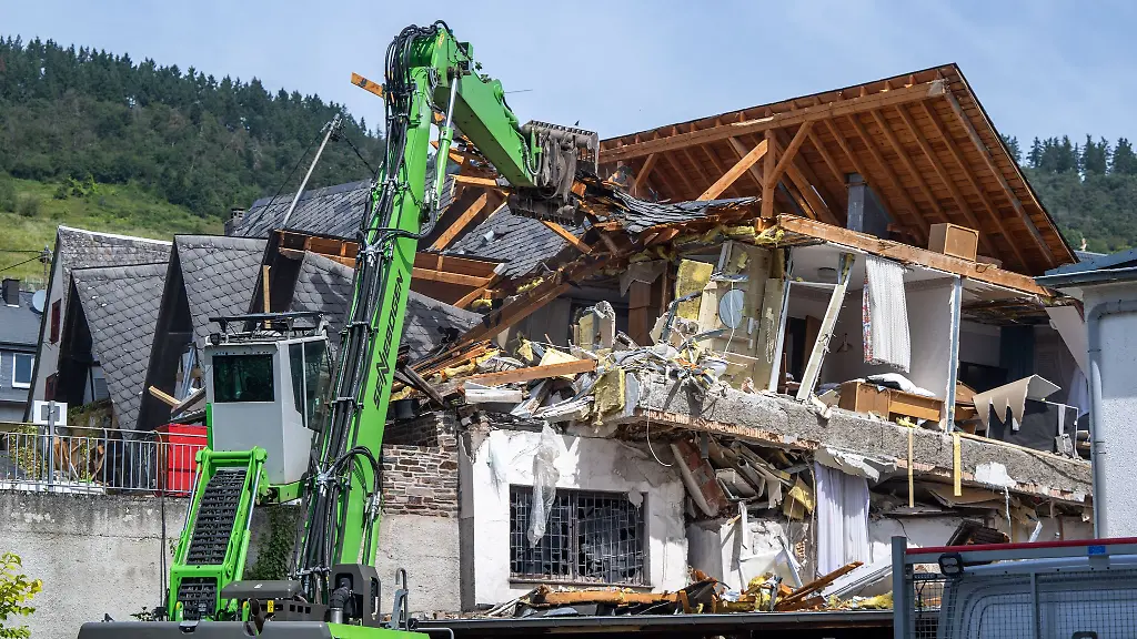 Abrissarbeiten-nach-dem-verheerenden-Hoteleinsturz-in-Kroev