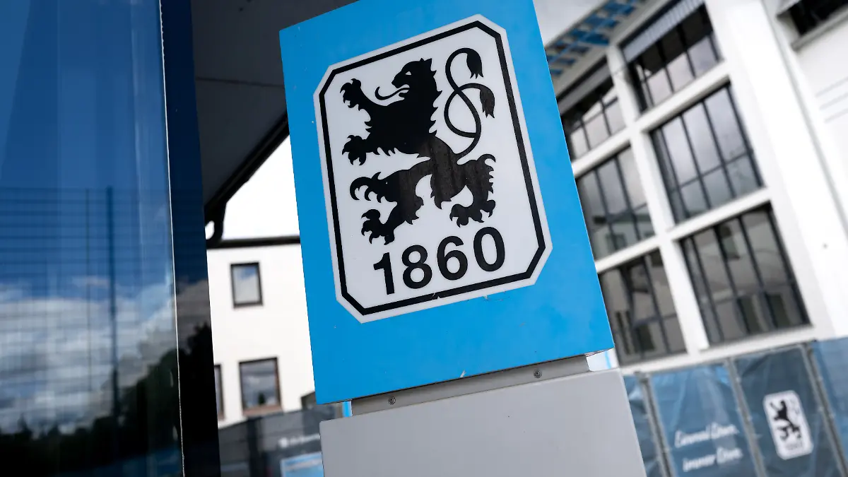 Das-Logo-von-TSV-1860-Muenchen-ist-auf-dem-Trainingsgelaende-vor-der-Vereinszentrale-zu-sehen-Nach-einer-verweigerten-Zahlung-ihres-umstrittenen-Investors-Ismaik-stuerzen-die-Loewen-wie-zuletzt-vor-neun-Jahren-in-die-Regionalliga-ab