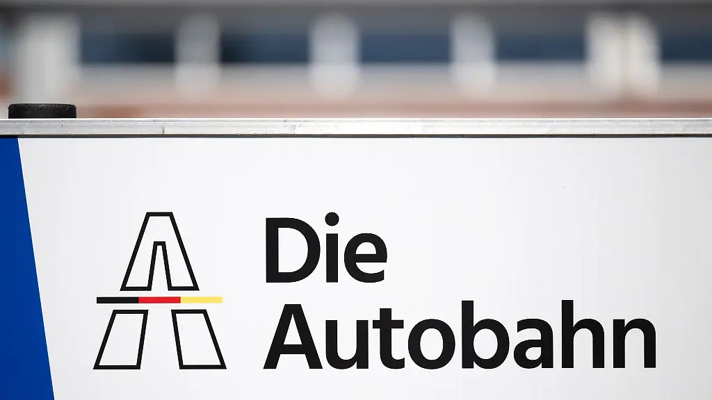 Eine-Bruecke-ueber-die-A14-muss-abgerissen-werden
