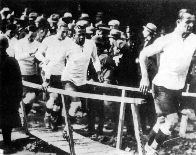 WM 1930 einlaufende Spieler