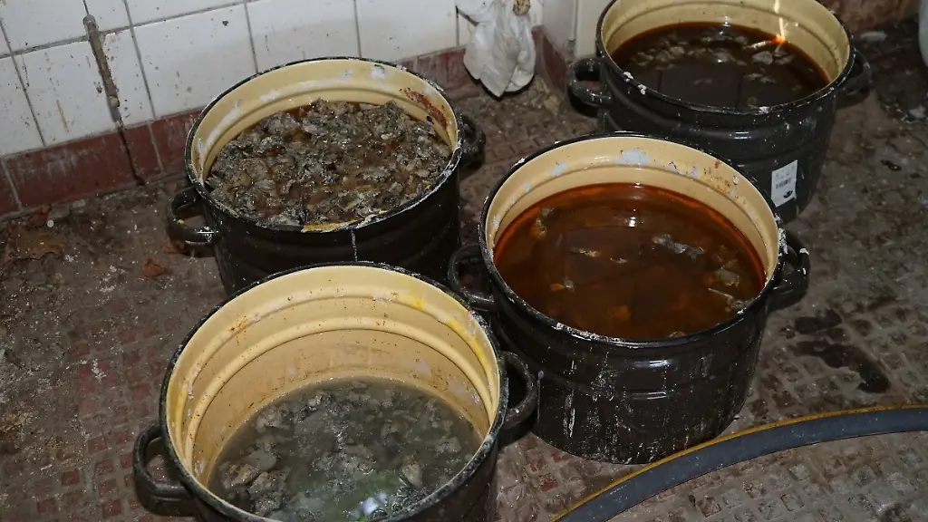 Staatsanwaltschaft-und-Zollfahndungsamt-haben-ein-illegales-Drogenlabor-in-Ludwigsfelde-ausgehoben-Dabei-wurden-rund-30-Kilogramm-Methamphetamin-sowie-fast-50-Liter-mutmassliche-Methamphetamin-Base-aufgefunden-und-sichergestellt