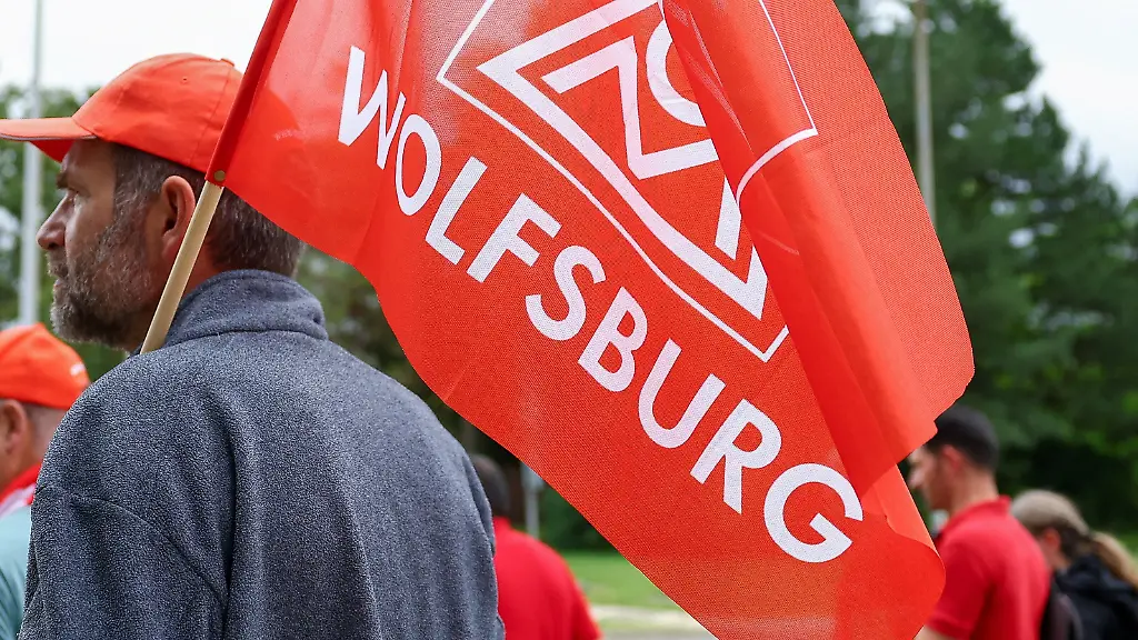Mitarbeiter-des-Automobilherstellers-Volkswagen-AG-und-Mitglieder-der-Gewerkschaft-IG-Metall-marschieren-am-Tag-der-Aufsichtsratssitzung-auf-dem-Gelaende-der-Volkswagen-Zentrale-in-Wolfsburg