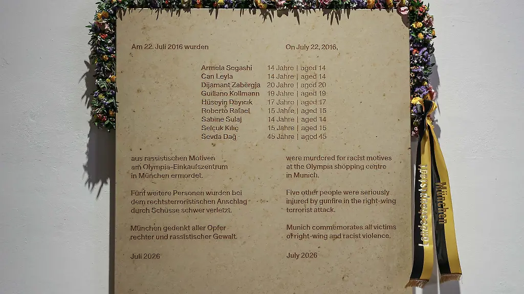 Die-neue-Gedenktafel-haengt-am-Durchgang-zum-Prunkhof-des-Muenchner-Rathauses