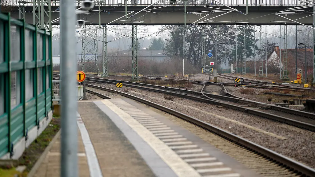 Blick-einen-Bahnsteig-und-die-Gleise-im-Bahnhof-in-Landstuhl-Nach-dem-Angriff-auf-einen-Zugbegleiter-bei-einer-Ticketkontrolle-in-Rheinland-Pfalz-ist-der-Mann-nach-Angaben-der-Deutschen-Bahn-an-seinen-Verletzungen-gestorben