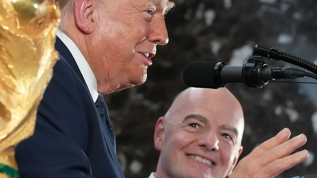 Voll-des-Lobes-fuer-die-WM-US-Praesident-Donald-Trump-l