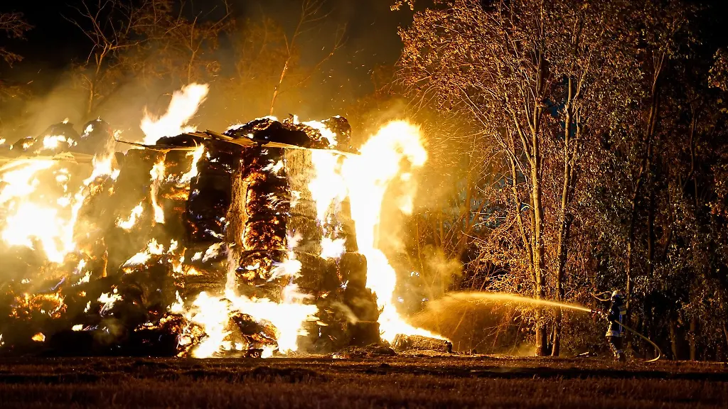 Mehr-als-800-Heuballen-sind-in-Flammen-aufgegangen
