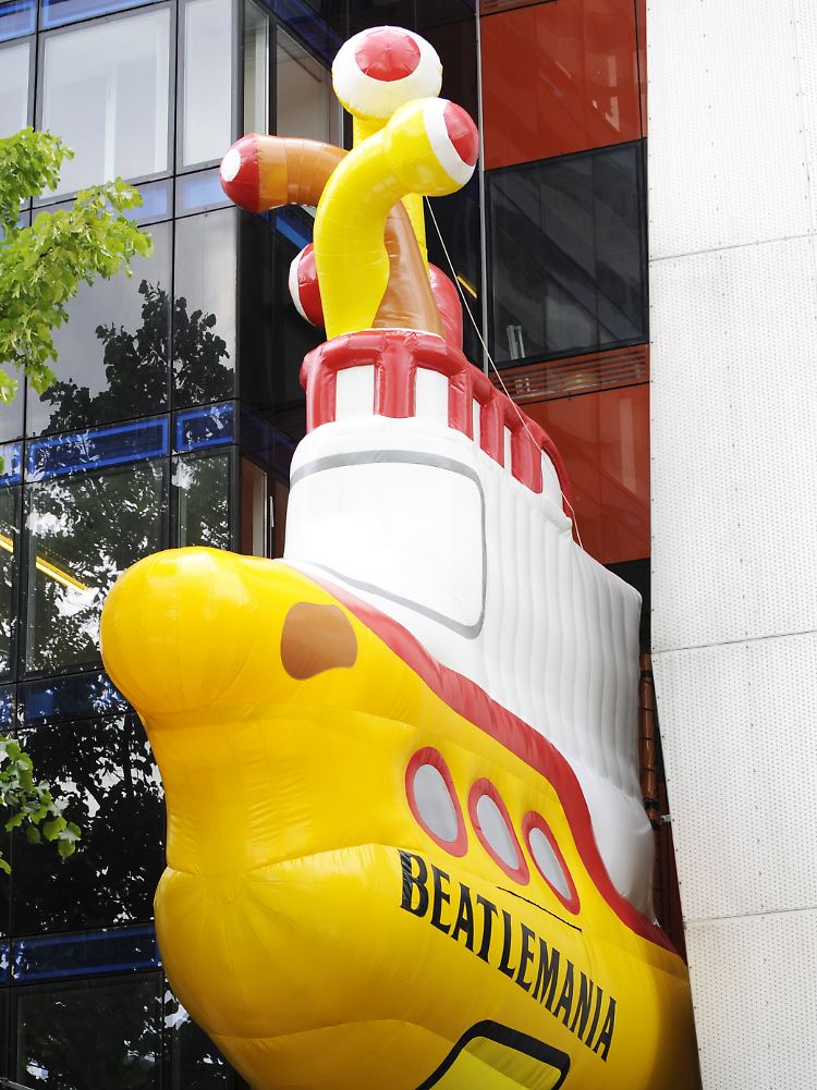 Aufblasbares "Yellow Submarine" an der Fassade von "Beatlemania".