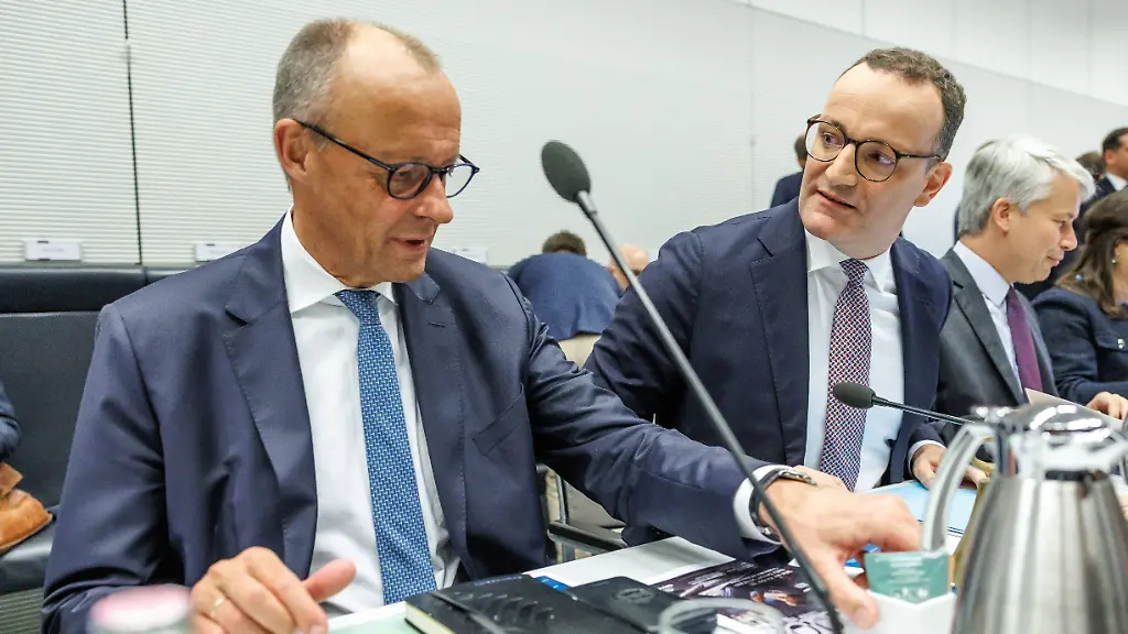 Statement-vor-den-Fraktionssitzung-der-CDU-CSU-Bundeskanzler-Friedrich-Merz-CDU-und-Jens-Spahn-Fraktionsvorsitzender-der-CDU-CSU-vor-der-Fraktionssitzung-am-23-06-26-in-Berlin