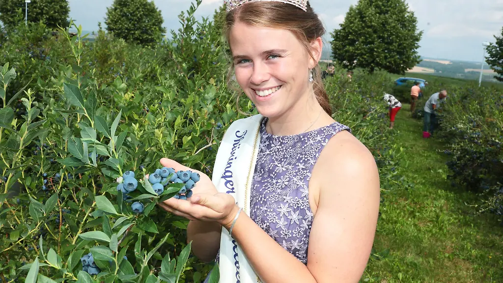 Die-Frucht-hat-in-Thueringen-auch-eine-Hoheit-Heidelbeerprinzessin-Jessi-Jessica-Wickelt