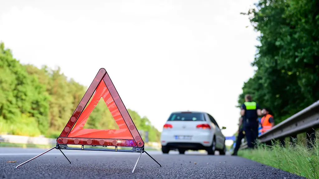 Ein-geplatzter-Sattelzug-Reifen-hat-auf-der-A4-zwischen-Pulsnitz-und-Ottendorf-Okrilla-drei-Autos-beschaedigt
