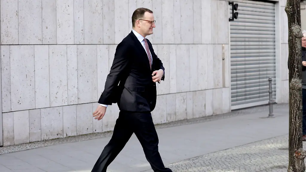 Jens-Spahn-Vorsitzender-der-CDU-CSU-Bundestagsfraktion-nach-den-Sitzungen-der-Gremien-vorm-Konrad-Adenauer-Haus-DEU-Berlin-09-03