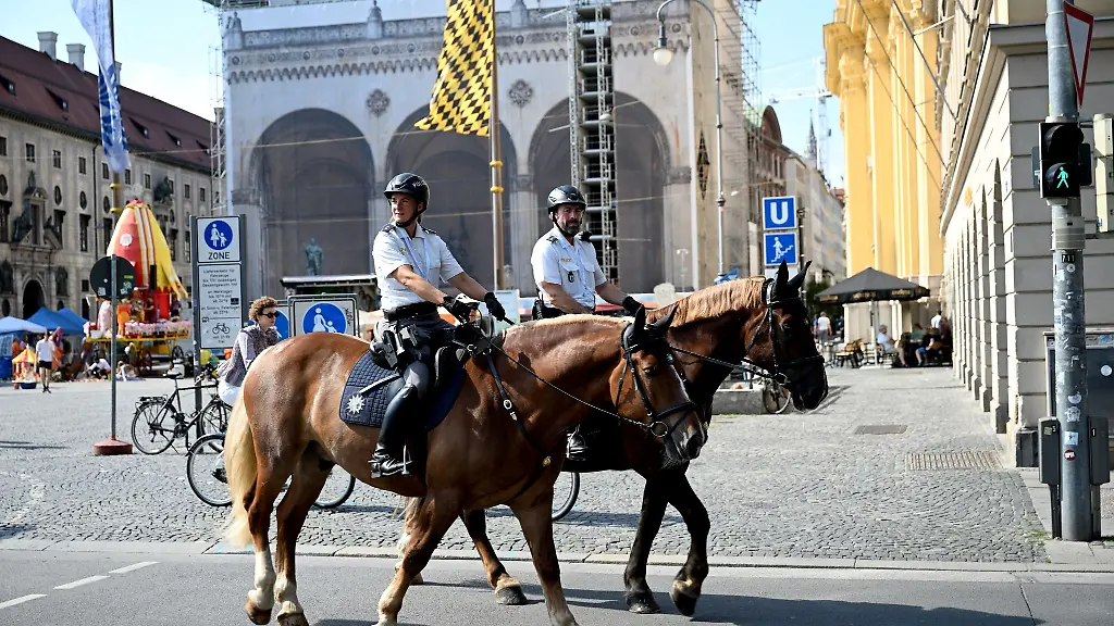Berittene-Polizei-beim-Jubilaeum