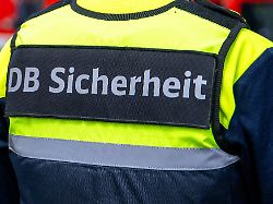 Sturz aus rasendem Zug folgte: Bahnmitarbeiter angegriffen? Keine U-Haft für Fahrgast