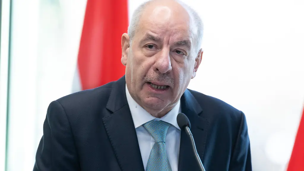 ARCHIV-20-01-2026-Sachsen-Pirna-Tamas-Sulyok-Staatspraesident-Ungarn-spricht-nach-einer-Gedenkfeier-im-Evangelischen-Schulzentrum-Pirna