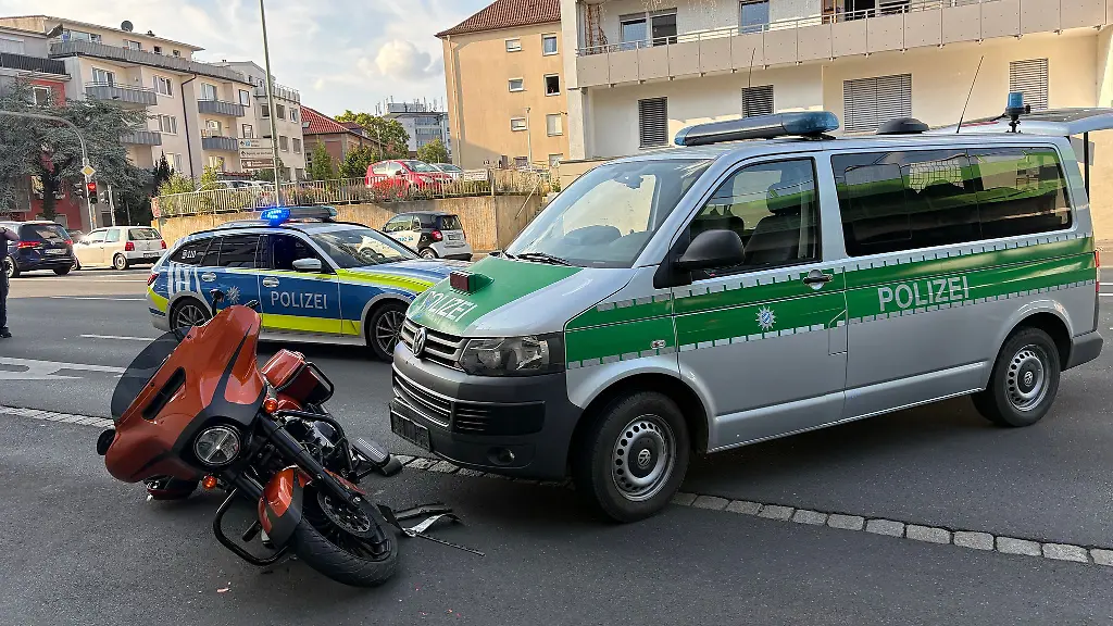 Der-Motorradfahrer-wurde-nach-der-Kollision-mit-einem-Polizeifahrzeug-festgenommen