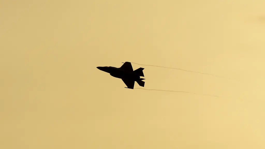 Lockheed-Martin-F-35-Lightning-II-Kampfflugzeug-der-US-Luftwaffe-USAF-Silhouette-im-Flug-bei-Sonnenuntergang-auf-dem-Luftwaffenstuetzpunkt-RAF-Lakenheath-Suffolk-England-Grossbritannien