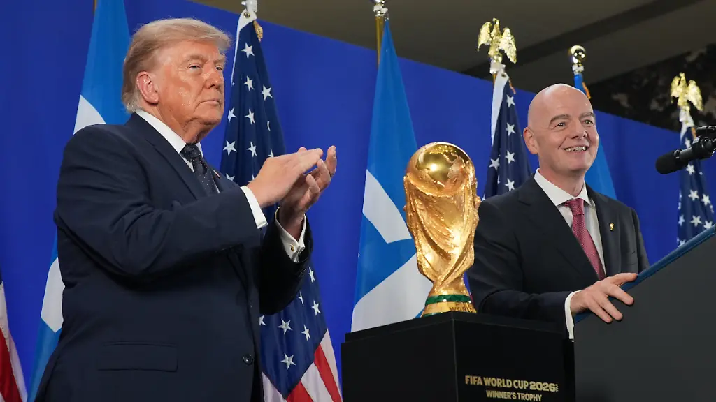 US-Praesident-Donald-Trump-und-FIFA-Praesident-Gianni-Infantino-halten-bei-einem-Empfang-im-Trump-Tower-in-New-York-eine-Rede