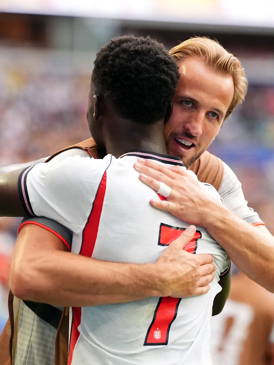 Fussball-Maenner-WM-2026-Frankreich-England-Spiel-um-Platz-3-im-Miami-Stadion-Der-Englaender-Bukayo-Saka-r-feiert-sein-drittes-Tor-zum-3-5-mit-Harry-Kane-EINSCHRAeNKUNGEN-Die-Nutzung-unterliegt-Einschraenkungen-Nur-fuer-redaktionelle-Zwecke-keine-kommerzielle-Nutzung-ohne-vorherige-Zustimmung-des-Rechteinhabers