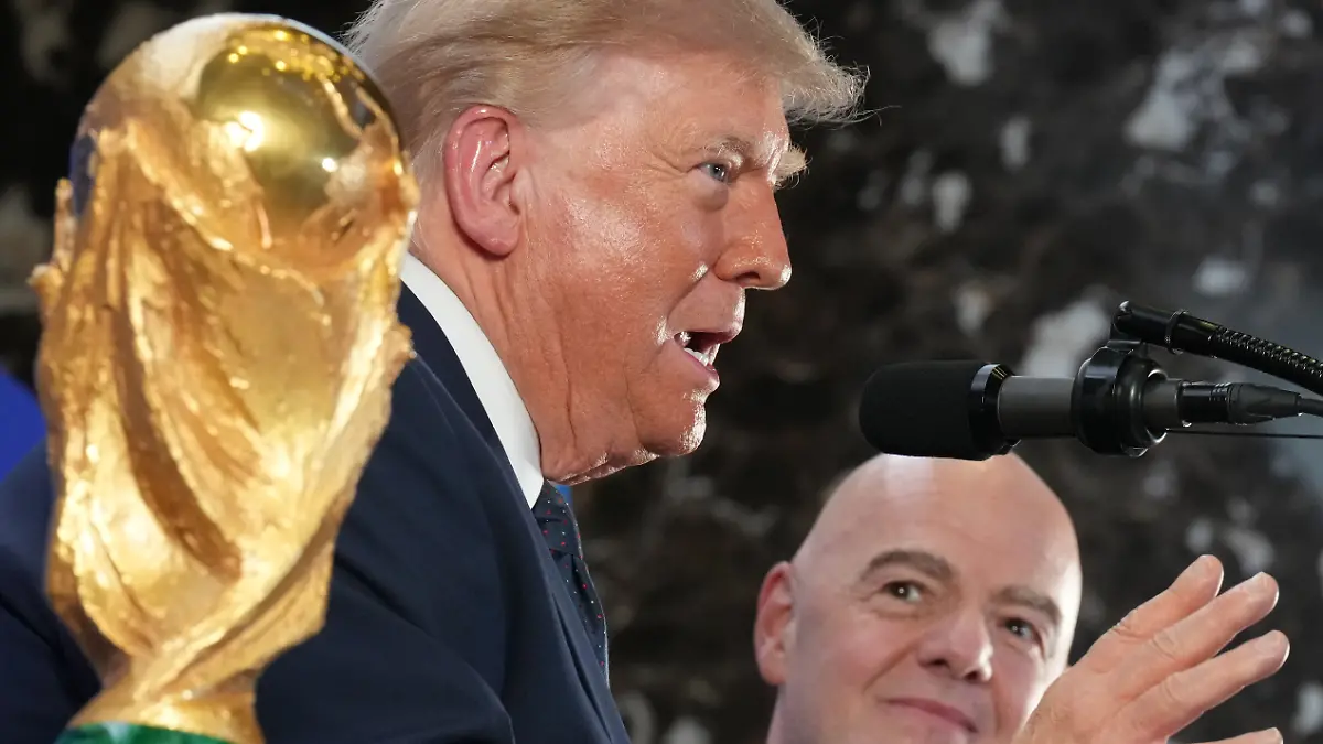 US-Praesident-Donald-Trump-haelt-eine-Rede-waehrend-FIFA-Praesident-Gianni-Infantino-bei-einem-Empfang-im-Trump-Tower-zuhoert