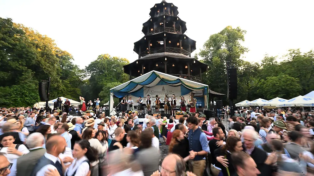 In-den-vergangenen-Jahren-besuchten-meist-mehr-als-10-000-Menschen-den-Kocherlball-am-Chinesischen-Turm